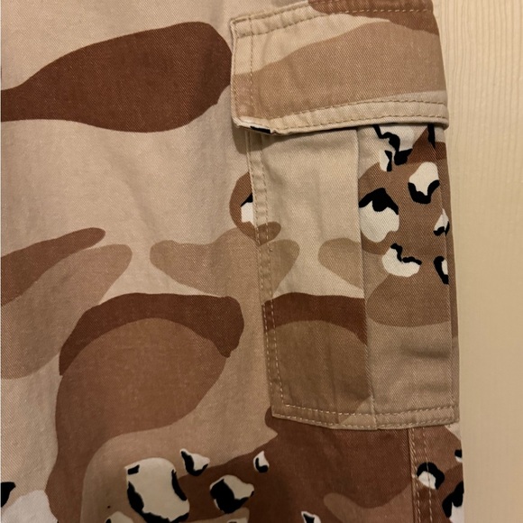 Forever 21 Camo Cargo Jeans - Picture 2 of 6